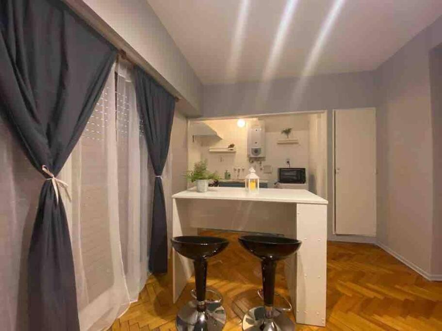 Monoambiente Muy Luminoso 2 Cuadras Plaza De Mayo. Apartamento